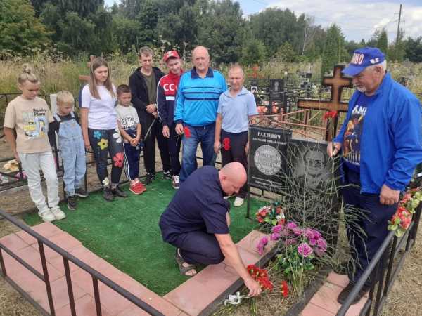 Возложили цветы к памятнику и мемориальной плите Народного тренера-Наставника России