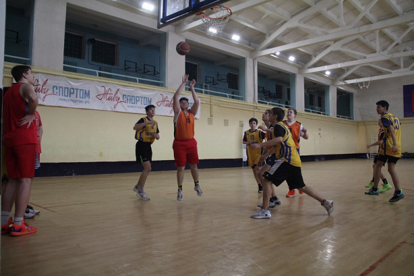 Главное выжить. В турнире по баскетболу «PICK-UP GAMES» играют 120 минут почти без отдыха